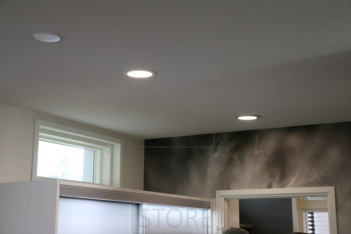 Un moderno plafón minimalista iluminado por una agradable luz uniforme. Ledstore.fi